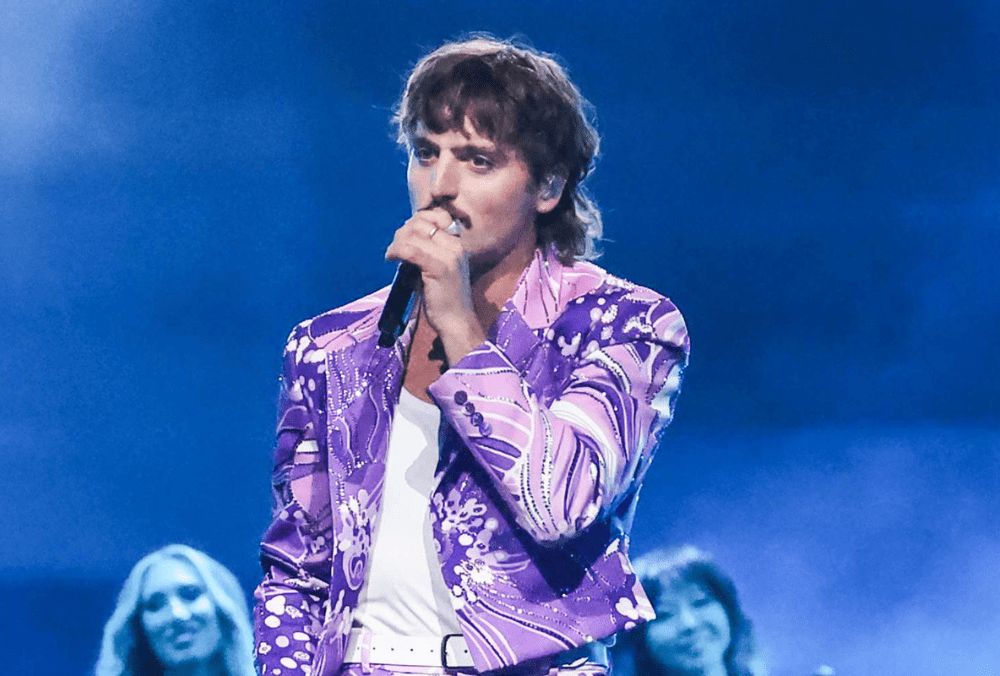 Benson Boone Dazzles at the 2025 AMAs with “Mystical Magical” Performance