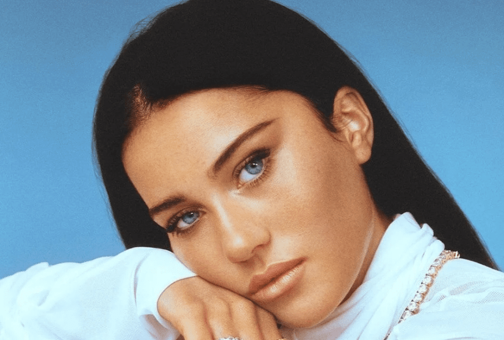 Claudia Valentina Goes Full DIY in Self-Directed “I Luv That Babe” Video